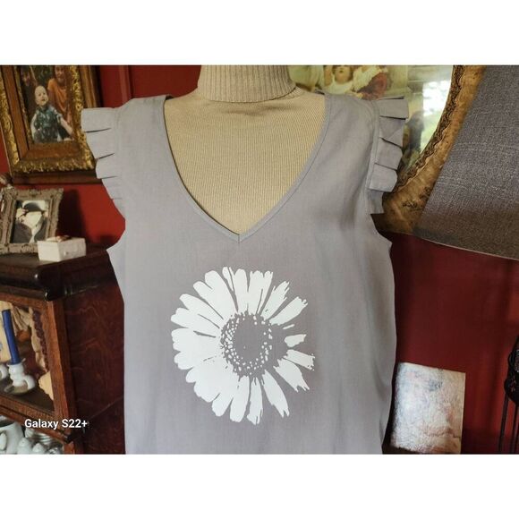 F56 Sheilay Gray Top with Flower - Picture 2 of 7